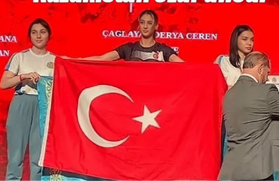 Dünya şampiyonu olan milli sporcu, Kazaklara Türk bayrağıyla ders verdi